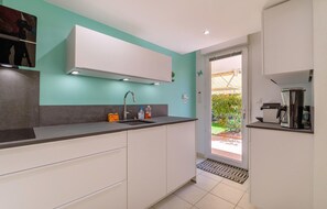 Kjøleskap, kokeplater, oppvaskmaskin og kaffetrakter/tekoker