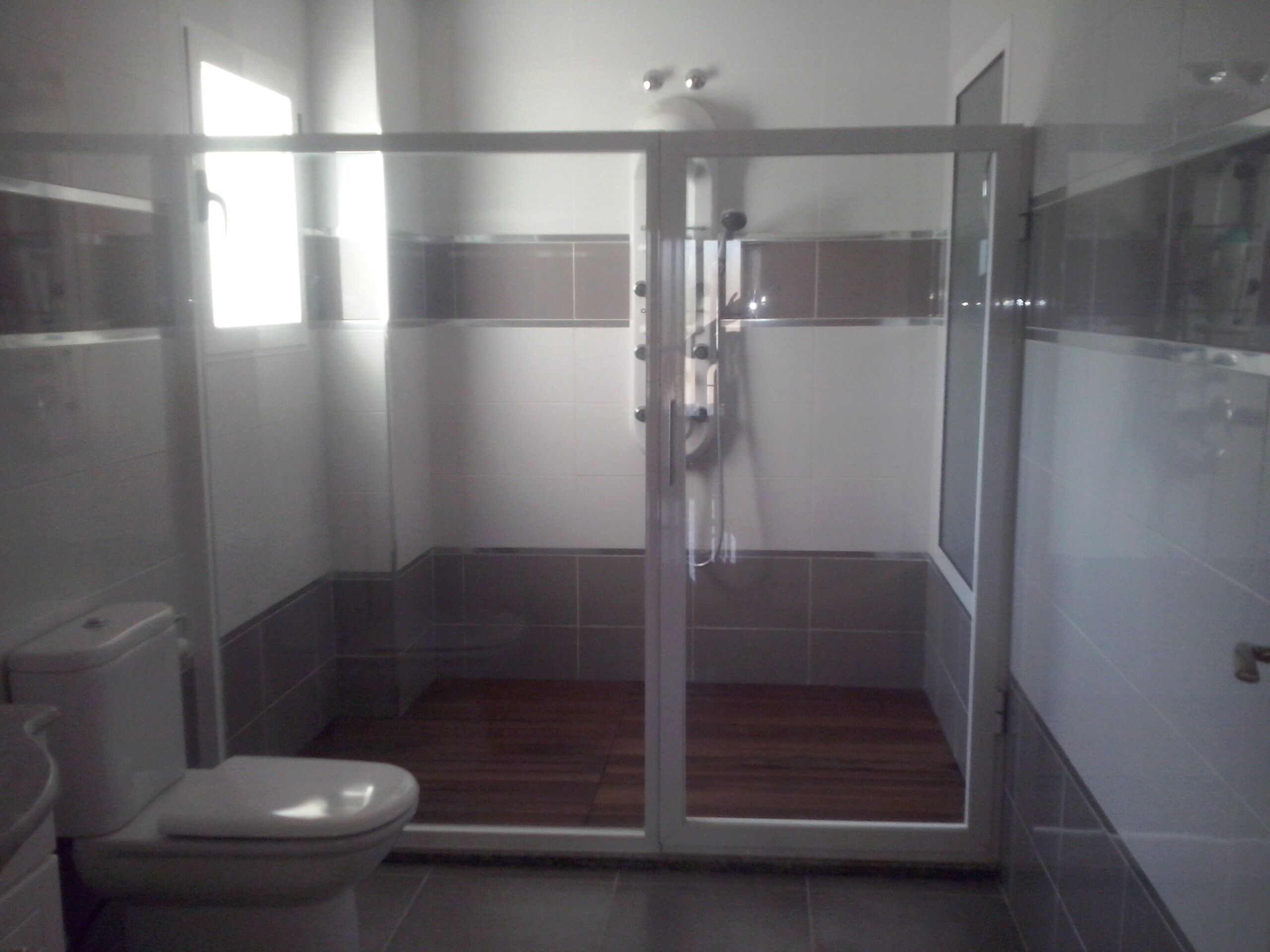 Duschwanne, Haartrockner, Bidet, Handtücher