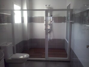 Duschwanne, Haartrockner, Bidet, Handtücher
