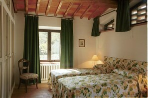 2 bedrooms, iron/ironing board, travel crib, free WiFi -  In the heart of Chianti: view over the valley, relaxation & art, wine & sun (Radda in Chianti  (SI))