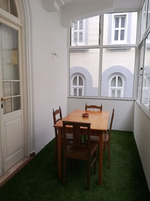 Dining - Carolina M Apt in front of Metro (Porto)