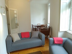 TV, books - Carolina M Apt in front of Metro (Porto)