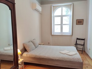 4 bedrooms, iron/ironing board, WiFi, bed sheets - Carolina M Apt in front of Metro (Porto)