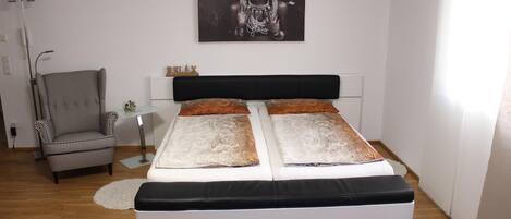 1 habitación, tabla de planchar con plancha y cuna de viaje