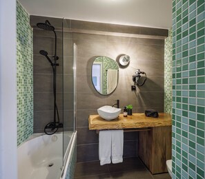 Tina con regadera, amenidades de baño ecológicas, secadora de cabello 