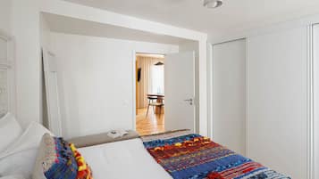 1 bedroom, iron/ironing board, internet