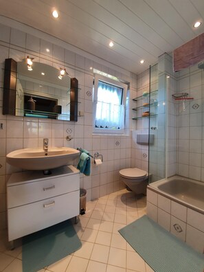 Douche, serviettes fournies, savon, papier toilette