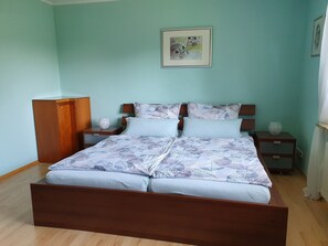 1 chambre, lit parapluie, Wi-Fi gratuit, draps fournis