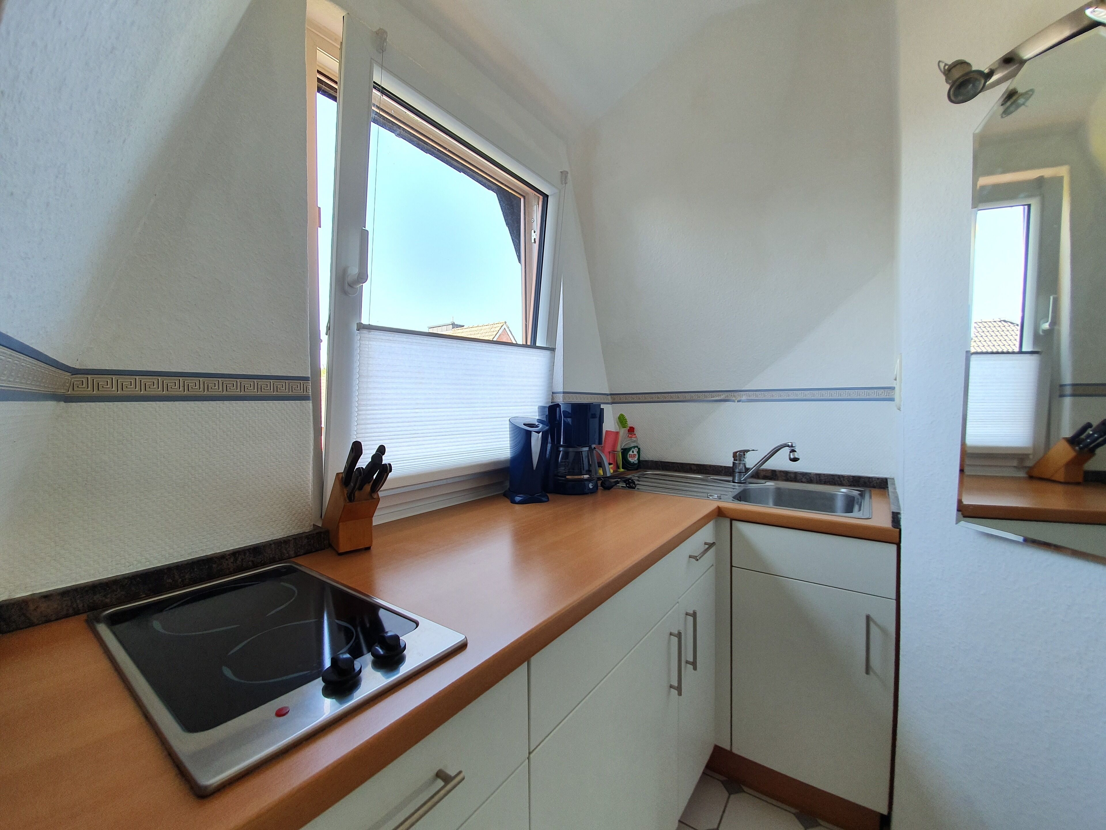 Wasserkocher mit Kaffee-/Teezubehör, Kühlschrank, Mikrowelle, Herdplatte
