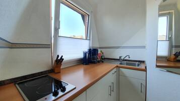 Wasserkocher mit Kaffee-/Teezubehör, Kühlschrank, Mikrowelle, Herdplatte