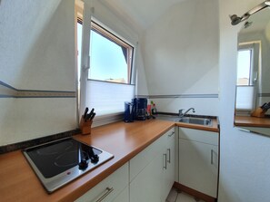 Coffee/tea maker, fridge, microwave, stovetop