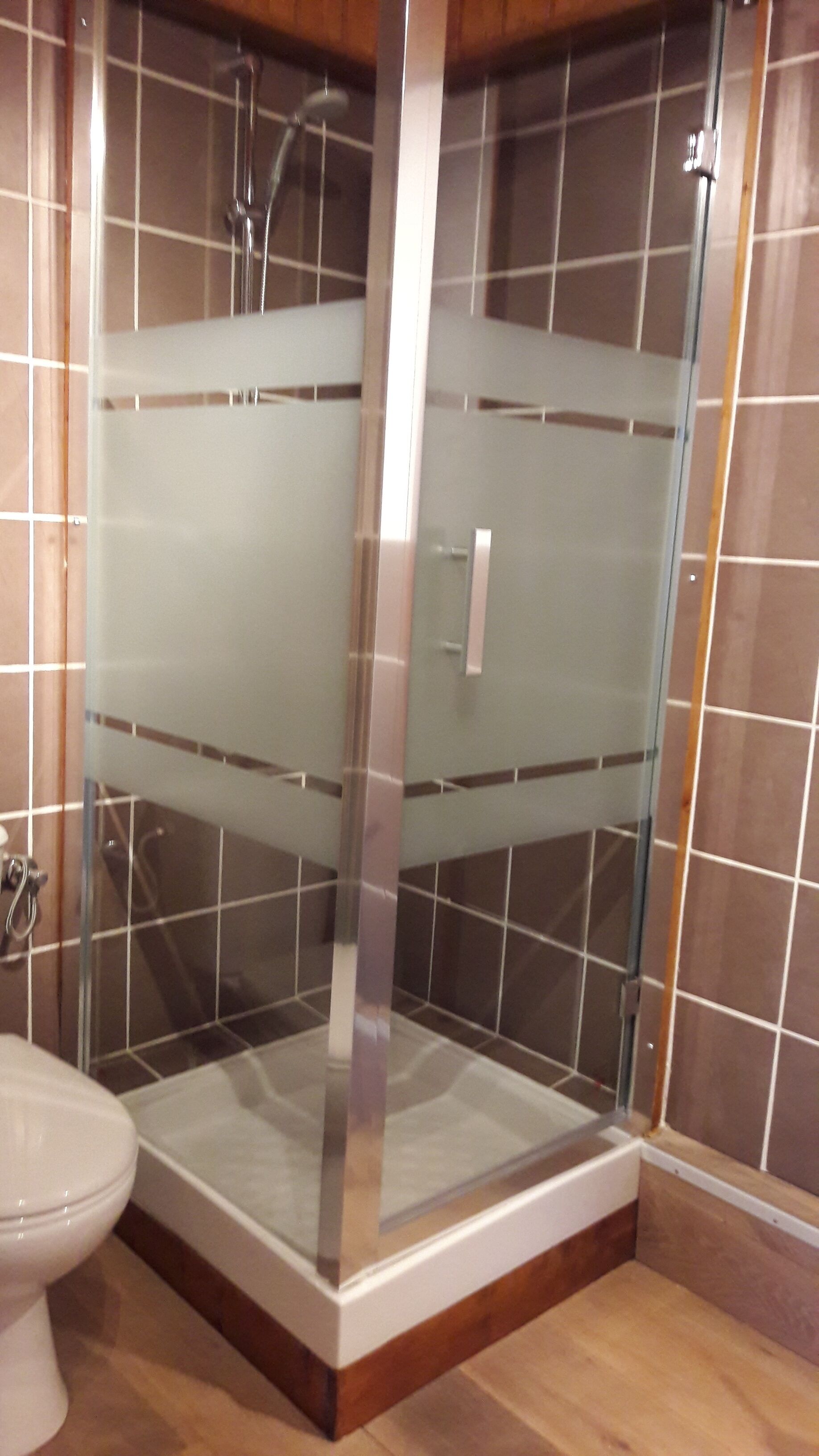 Baignoire, sèche-cheveux, savon, papier toilette