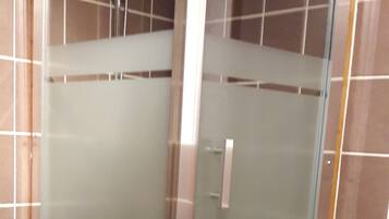 Baignoire, sèche-cheveux, savon, papier toilette