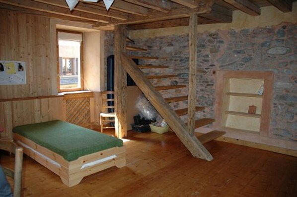 3 habitaciones, tabla de planchar con plancha y cuna de viaje 