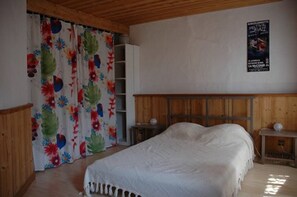 3 bedrooms, iron/ironing board, travel cot