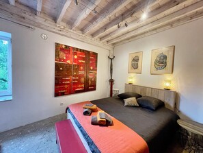 1 chambre, bureau, fer et planche à repasser, lit parapluie