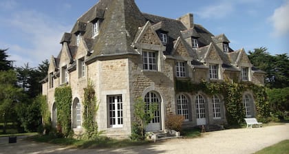 Large house in private park, walking distance to the sea, sleeps 15