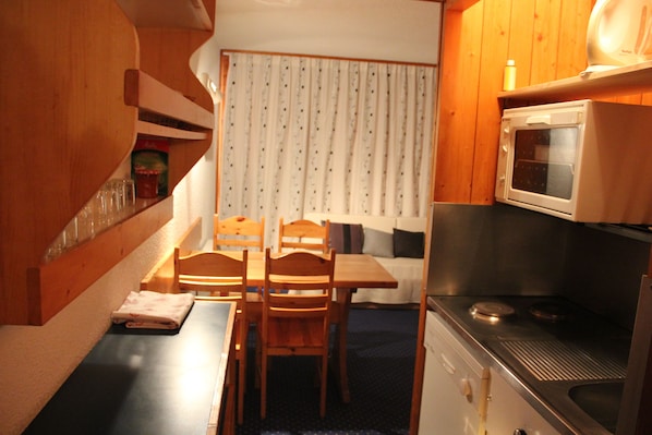 Jääkaappi, mikroaaltouuni, uuni, liesi