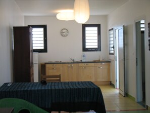 Dining - Studio in an architect's house in Port-Louis, Guadeloupe, (near the beach). (Port-Louis)