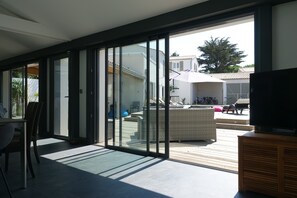 TV, fotballspill, bøker og stereoanlegg