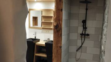 Douche, sèche-cheveux, serviettes fournies, savon