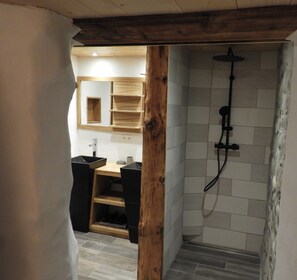 Shower, hair dryer, towels, soap - Chalet facing Mont Blanc 10sq.m. 170 sq.m. (Saint-Gervais-Les-Bains)