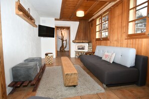 Télévision, baby-foot, table de tennis de table