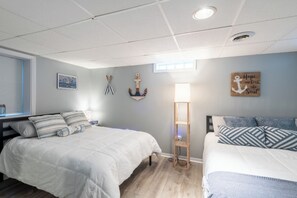 5 bedrooms, desk, iron/ironing board, travel crib - Lake Michigan Home with gorgeous views, great spot for family or golf retreat (Sheboygan)
