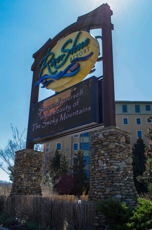 Placa do Riverstone Resort com mensagem sobre as Montanhas Fumegantes.