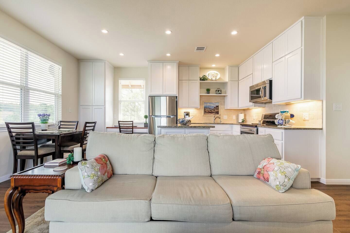 智能电视、DVD 播放器、书、影片库