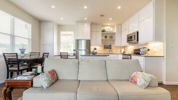 智能电视、DVD 播放器、书、影片库