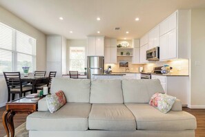 Smart TV, DVD player, books, video library - VIEWS! Texas Hill Country - Bella Vista (Dripping Springs)