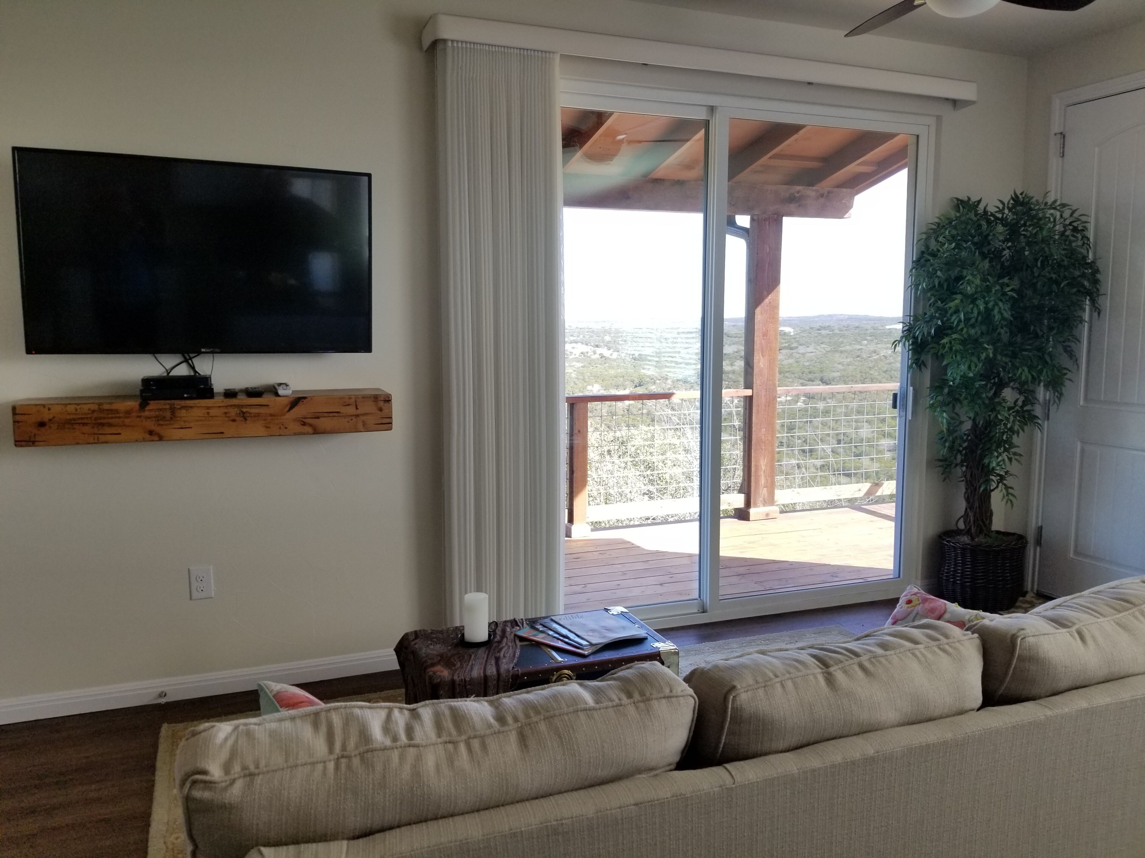 Télévision, lecteur de DVD, livres, vidéothèque