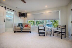 Smart TV, fireplace, books, stereo