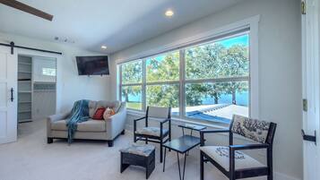 TV connectée, cheminée, livres, chaßne hi-fi