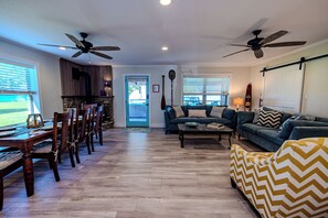 Smart TV, fireplace, books, stereo