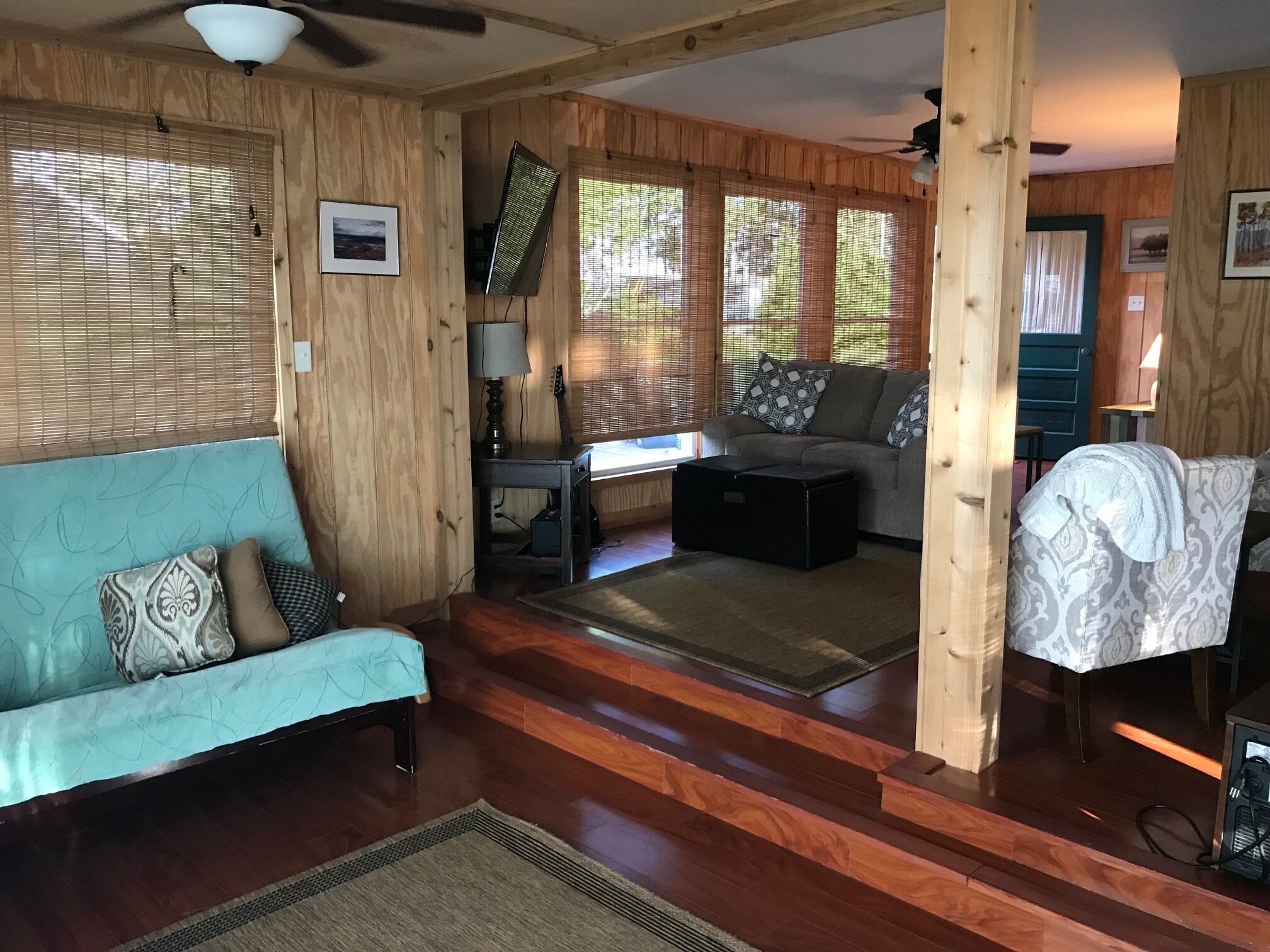 Smart TV, lettore DVD, tavolo da calcetto, libri