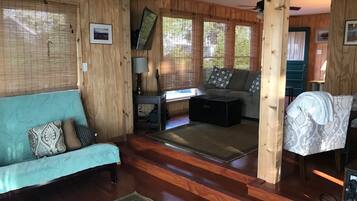 Smart TV, lettore DVD, tavolo da calcetto, libri