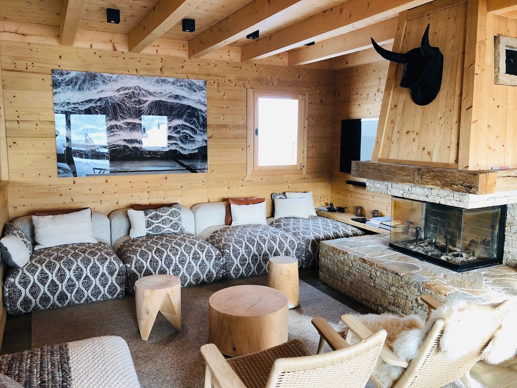 Fernseher, Kamin, Stereoanlage