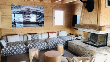 Fernseher, Kamin, Stereoanlage