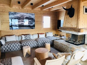 Télévision, cheminée, chaîne hi-fi