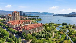 Un hotel con diversi edifici, una vasta distesa d'acqua e un ponte sullo sfondo.
