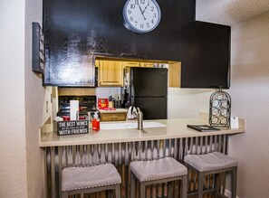 Réfrigérateur, micro-ondes, four, plaque de cuisson