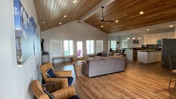 Smart-tv, böcker och en stereo