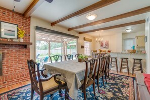 Dining - CENTRALLY LOCATED - 4 BR, 3 bath, POOL, JACUZZI, PUTTING GREEN, CLOSE TO AIRPORT (San Antonio)