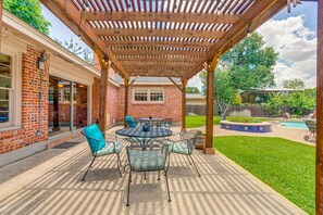 Outdoor dining - CENTRALLY LOCATED - 4 BR, 3 bath, POOL, JACUZZI, PUTTING GREEN, CLOSE TO AIRPORT (San Antonio)