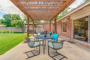 Outdoor dining - CENTRALLY LOCATED - 4 BR, 3 bath, POOL, JACUZZI, PUTTING GREEN, CLOSE TO AIRPORT (San Antonio)