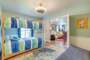4 bedrooms, iron/ironing board, free WiFi, bed sheets - CENTRALLY LOCATED - 4 BR, 3 bath, POOL, JACUZZI, PUTTING GREEN, CLOSE TO AIRPORT (San Antonio)