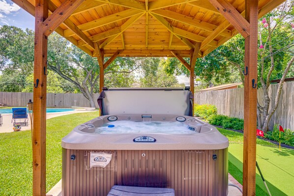 Outdoor spa tub - CENTRALLY LOCATED - 4 BR, 3 bath, POOL, JACUZZI, PUTTING GREEN, CLOSE TO AIRPORT (San Antonio)
