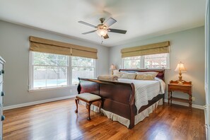 4 bedrooms, iron/ironing board, free WiFi, bed sheets - CENTRALLY LOCATED - 4 BR, 3 bath, POOL, JACUZZI, PUTTING GREEN, CLOSE TO AIRPORT (San Antonio)
